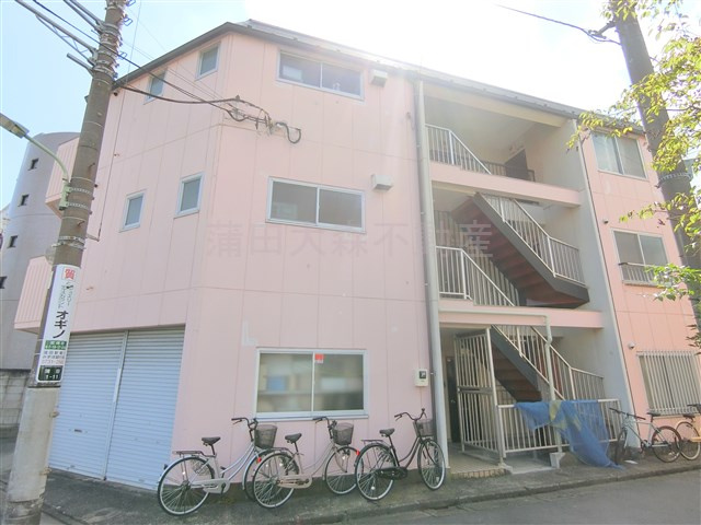 第一コーポ太田屋の外観|1984年12月築　鉄骨造地上3階建て総戸数8戸
東京都大田区蒲田1丁目　JR京浜東北線蒲田駅徒歩8分、京浜急行本線京急蒲田駅徒歩13分