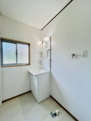 前橋市青柳町の独立洗面台|朝のお支度も余裕が持てる広々洗面脱衣所。