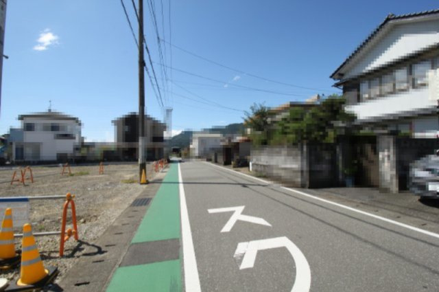 土佐市蓮池Ⅲ　2号地　建築条件なし　売土地（全9区画）の前面道路含む現地写真|前面道路　北側　
２号地　土地面積　230.07㎡（約69.59坪）