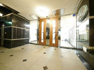 グリフィン横浜反町公園弐番館のエントランス
