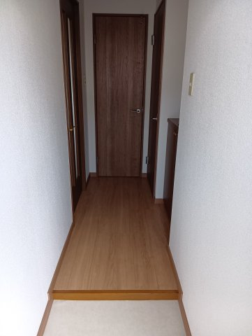 練馬区南大泉６丁目の賃貸マンションの玄関|玄関はリビング扉有りなので不意な来客も安心♪