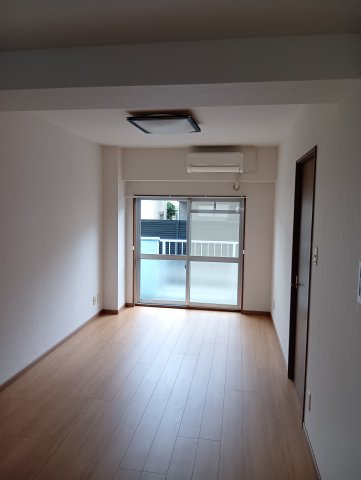 練馬区南大泉６丁目の賃貸マンションの居間・リビング|１２帖の広々リビングは南向きでしっかり光が入ります！