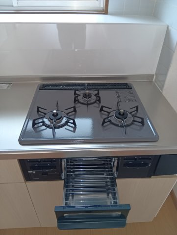 練馬区南大泉６丁目の賃貸マンションのキッチン|３口コンロでグリル付きのシステムキッチンです！