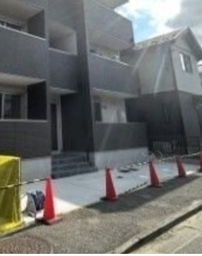 千葉市中央区村田町のアパートのエントランス