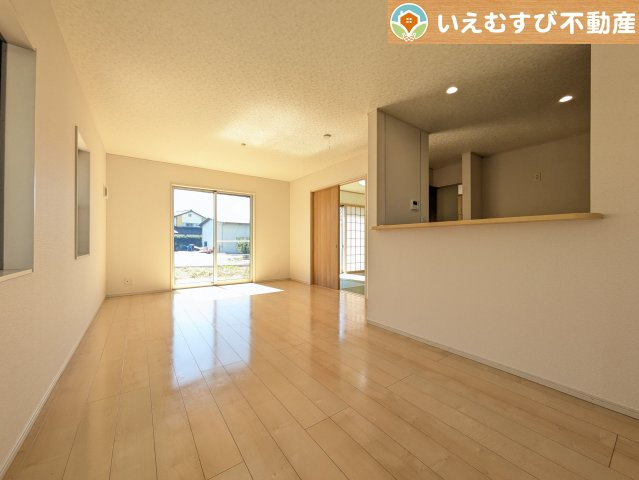 加須市鴻茎　中古戸建の居間・リビング|ナチュラルな色合いで落ち着いた印象のリビングダイニング
ぬくもりのあるナチュラルな空間。グリーンを飾っても相性が良さそうですね♪