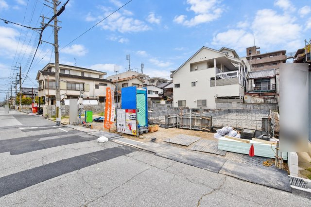 KEIAI GRACE稲葉荘1丁目新築一戸建て│3LDK+駐車2台可の外観|現在建築中のケイアイグレース稲葉荘1期。前面道路は約5.9ｍあり、道路幅や周辺の街並みも現地で確認できます。基礎工事が進み、少しずつ住まいの形が見えてきました。完成に向けて現地の様子も随時更新します。