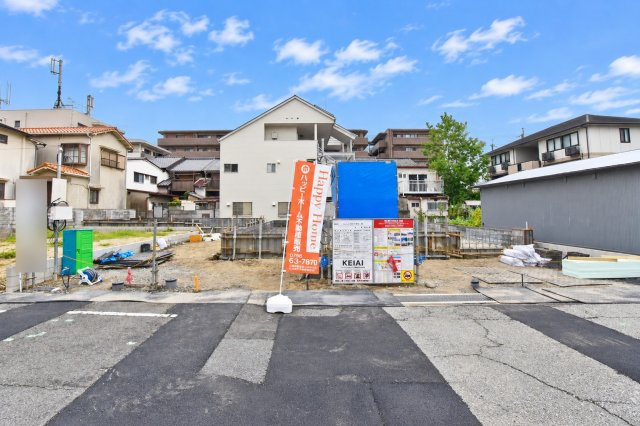 KEIAI GRACE稲葉荘1丁目新築一戸建て│3LDK+駐車2台可の外観|現地では基礎工事が進み、これから建物が立ち上がっていく段階です。正面からは敷地全体の広がりや各区画の位置関係も確認できます。完成に向けて少しずつ変わっていく現地の様子も、随時写真でお届けしていきます。