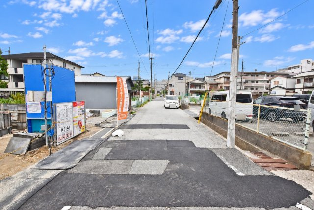 KEIAI GRACE稲葉荘1丁目新築一戸建て│3LDK+駐車2台可の前面道路含む現地写真|前面道路は西側5.9ｍ公道です。