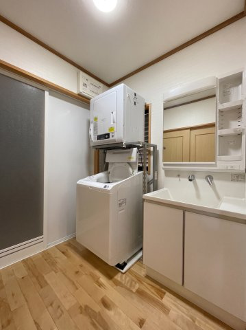 大村市赤佐古町の中古一戸建の脱衣所|脱衣所・洗面化粧台を撮影したものです。
※画像は生成AIを用いて加工したものであり、一部実物と異なる箇所がございます。