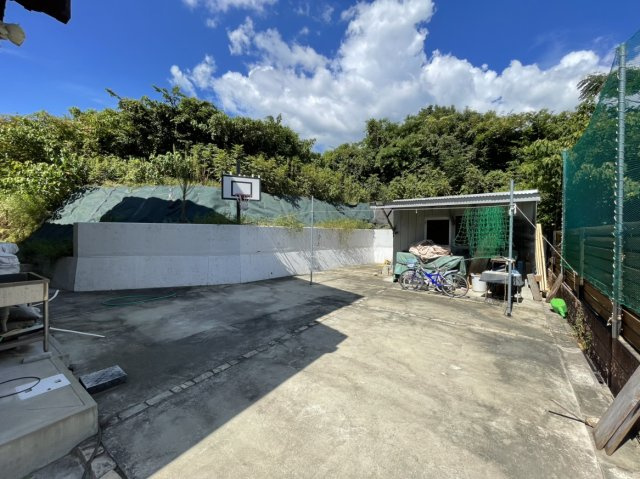大村市赤佐古町の中古一戸建の庭|裏庭を撮影したものです。バーベキューやお子様との運動など、用途を選ばず様々な活用ができます。