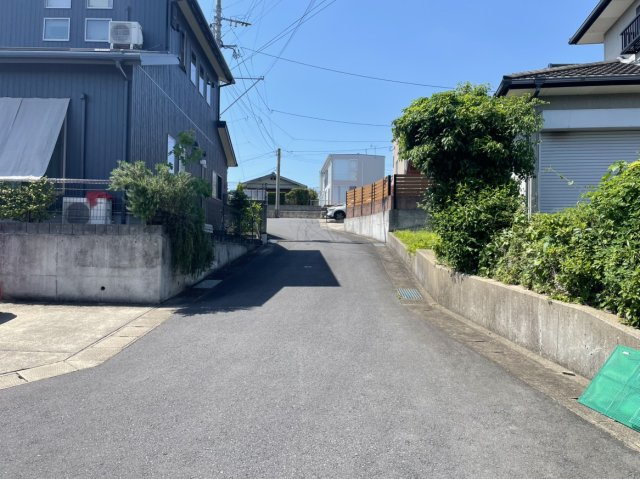 大村市赤佐古町の中古一戸建の前面道路含む現地写真