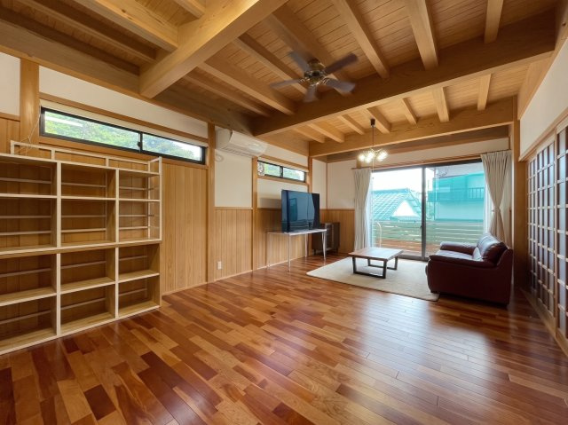 大村市赤佐古町の中古一戸建の居間・リビング|開放的な14帖のLDK空間です。LDK横には和室があり、襖を開けることで更に広々とした空間となります。
※画像は生成AIを用いて加工したものであり、一部実物と異なる箇所がございます。