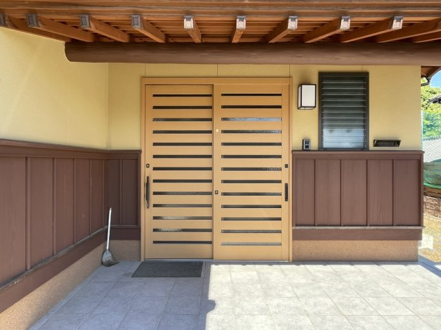 大村市赤佐古町の中古一戸建の玄関|和風戸建てらしい横引きの玄関ドアです。