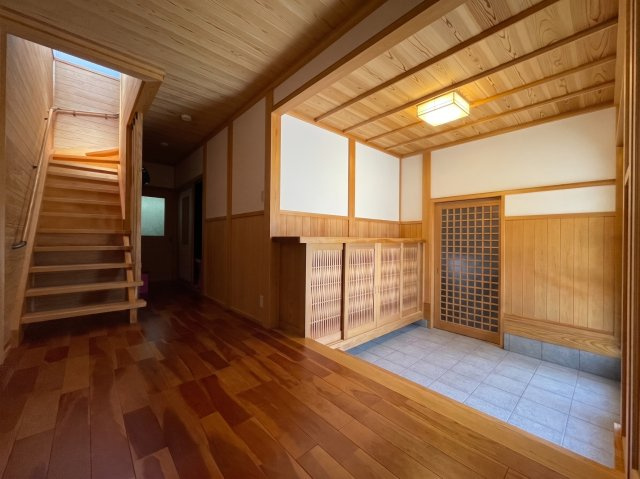 大村市赤佐古町の中古一戸建の玄関|木材に囲まれた落ち着いた玄関スペースです。玄関横にはシューズインクローゼットも備えており、収納に便利です。
※画像は生成AIを用いて加工したものであり、一部実物と異なる箇所がございます。
