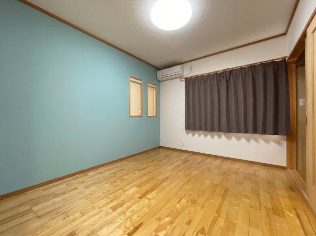 大村市赤佐古町の中古一戸建の洋室|1階の洋室を撮影したものです。書庫も備えておりリモートワークスペースとしても活用できます。
※画像は生成AIを用いて加工したものであり、一部実物と異なる箇所がございます。