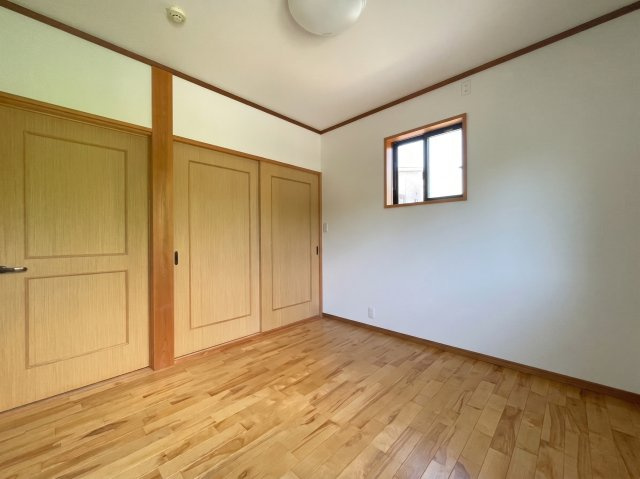 大村市赤佐古町の中古一戸建の洋室|2階洋室を撮影したものです。
※画像は生成AIを用いて加工したものであり、一部実物と異なる箇所がございます。