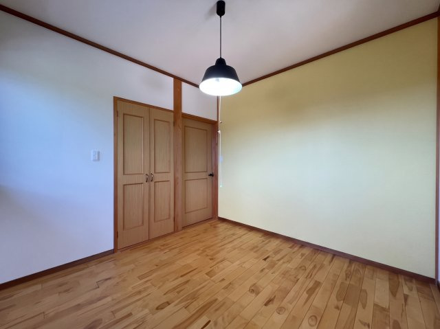大村市赤佐古町の中古一戸建の洋室|2階洋室を撮影したものです。
※画像は生成AIを用いて加工したものであり、一部実物と異なる箇所がございます。
