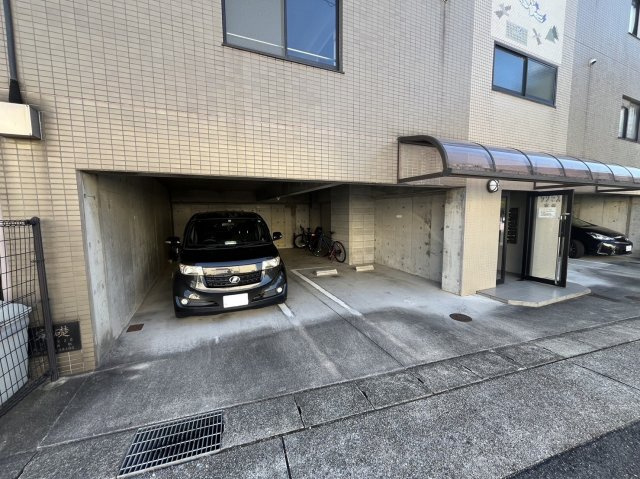 サクセス高針の駐車場