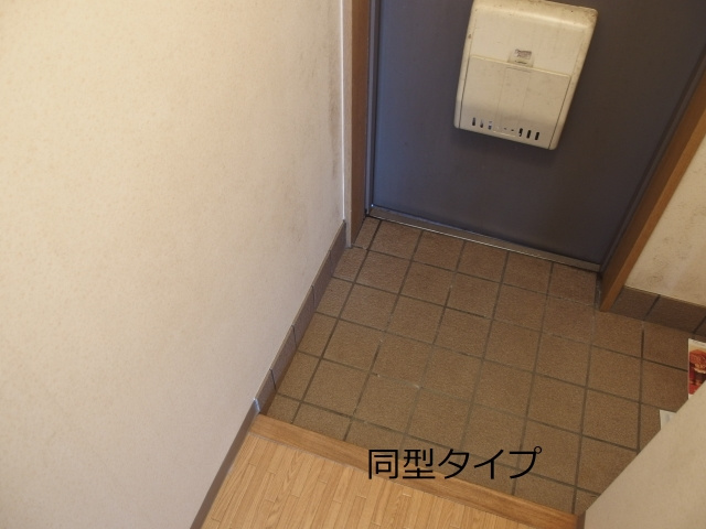 天神山マンションⅠ号館の玄関