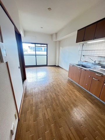 尼崎市南塚口町１丁目の賃貸マンションの居間・リビング