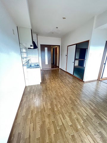 尼崎市南塚口町１丁目の賃貸マンションの居間・リビング