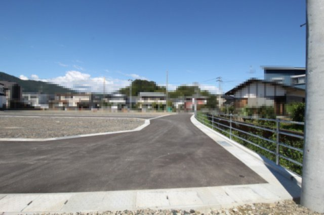 土佐市蓮池Ⅲ　9号地　建築条件なし　売土地（全9区画）の前面道路含む現地写真|前面道路　北側　
9号地　土地面積　187.09㎡（約56.59坪）