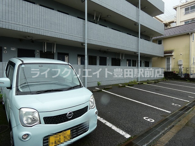アーサヒルズの駐車場