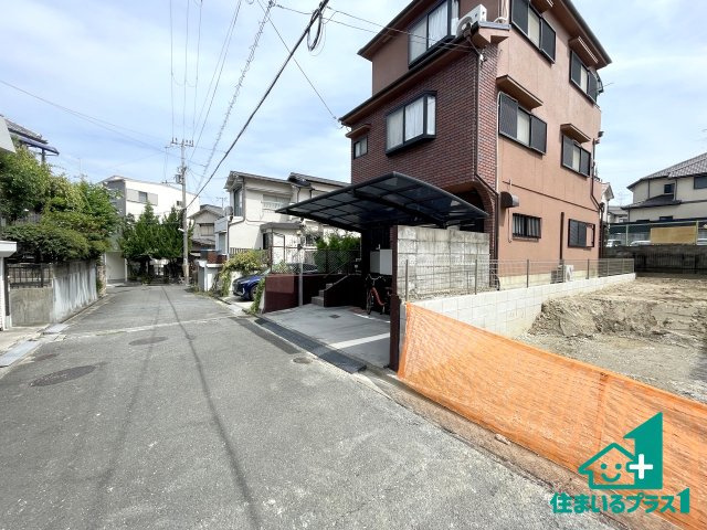 ■寝屋川市太秦桜が丘　新築一戸建ての前面道路含む現地写真|周辺は落ち着いた街並みの住宅地！子育てがしやすい住環境です！まだ未完成ですが、現地でしかわからない事もございます。是非一度ご覧ください。
