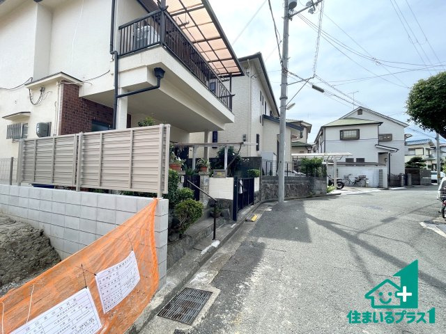 ■寝屋川市太秦桜が丘　新築一戸建ての前面道路含む現地写真|周辺は落ち着いた街並みの住宅地！子育てがしやすい住環境です！まだ未完成ですが、現地でしかわからない事もございます。是非一度ご覧ください。