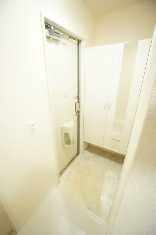 【玄関】 | バードネイチャーC棟 | ※同物件・反転タイプの写真です。