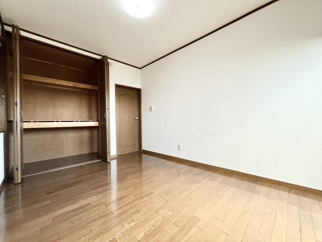 下妻市下妻丙-5 リフォーム物件　の洋室|〇洋室　6帖〇
各居室収納付きで住みやすさにこだわっています！
2026年9月撮影