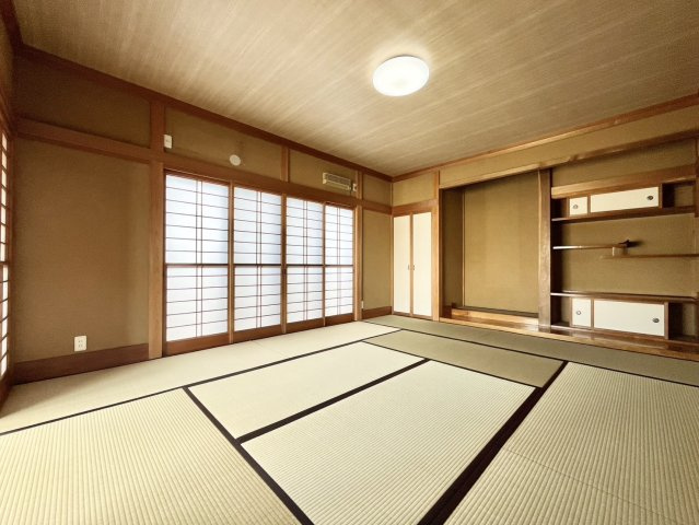 下妻市下妻丙-5 リフォーム物件　の和室|〇和室〇
10帖の広々和室。畳表替、障子・襖張替済みです♪
2026年9月撮影
