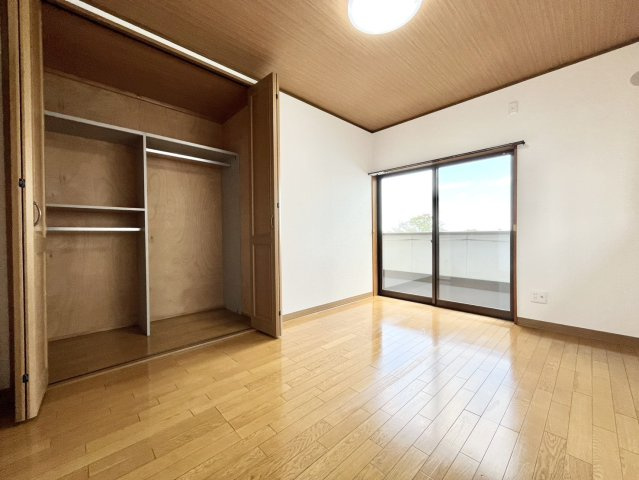 下妻市下妻丙-5 リフォーム物件　の洋室|〇洋室　6帖〇
大きな窓で２階居室にもしっかりと陽ざしが届いて明るい室内♪バルコニーにつながるお部屋です（＾＾）
2026年9月撮影