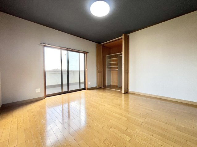 下妻市下妻丙-5 リフォーム物件　の洋室|〇洋室　8帖〇
各居室に収納がございますので最大限お部屋を広く使うことができます♪
2026年9月撮影