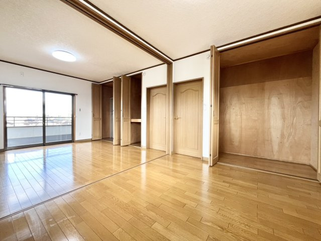 下妻市下妻丙-5 リフォーム物件　の洋室|〇洋室6帖+8帖〇
ライフステージに合わせて間取りを変えられる、間仕切り対応可能なお部屋です♪
2026年9月撮影