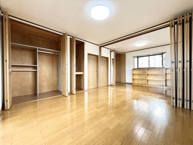 下妻市下妻丙-5 リフォーム物件　の洋室|〇洋室6帖+8帖〇
たっぷりの収納スペースで住空間もスッキリ広々♪
2026年9月撮影