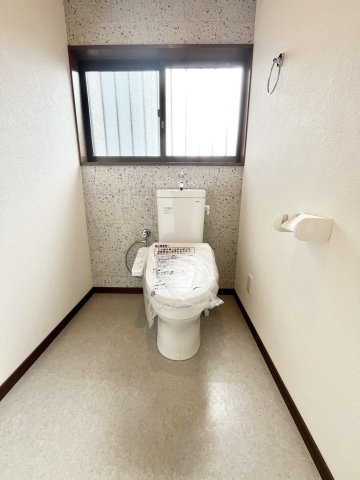 下妻市下妻丙-5 リフォーム物件　のトイレ|〇トイレ〇
タオル掛け付き♪新品交換済み、温水洗浄便座です。
2026年9月撮影