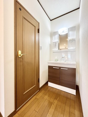 下妻市下妻丙-5 リフォーム物件　の独立洗面台|〇2階　洗面化粧台〇
2階にも洗面台がございます。忙しい朝でも安心です♪
2026年9月撮影