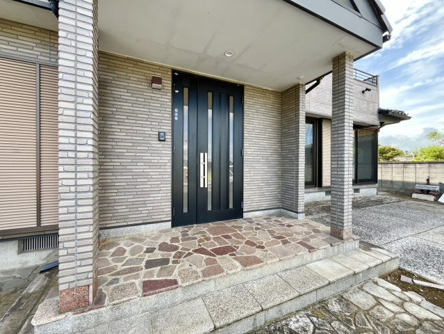 下妻市下妻丙-5 リフォーム物件　の玄関|〇玄関〇
重厚感のあるデザインの玄関です♪
2026年9月撮影