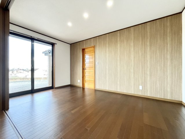 下妻市下妻丙-5 リフォーム物件　の洋室|〇洋室　7.5帖〇
リビングと続き間の明るいお部屋♪
2026年9月撮影