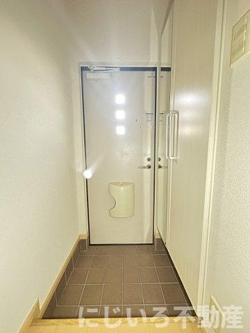 ジュネスBの玄関