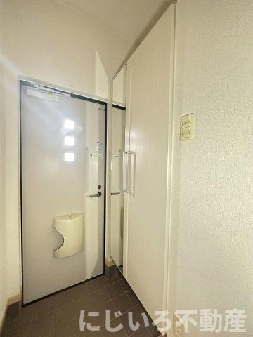 ジュネスBの玄関