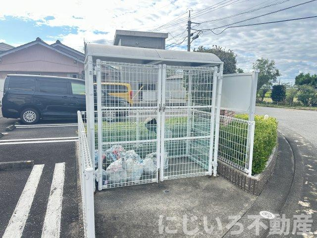 ジュネスBの駐車場