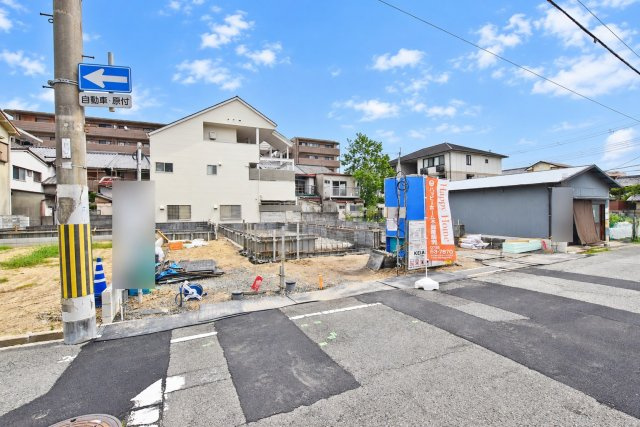 KEIAI GRACE稲葉荘1丁目新築一戸建て│3LDK+駐車2台可の外観|前面道路は約5.9ｍあり、車で現地を訪れた際にも道路幅を確認しやすい立地。現在は基礎工事が進んでおり、これから建物が立ち上がっていきます。周辺には戸建住宅が並ぶ住宅街です。
