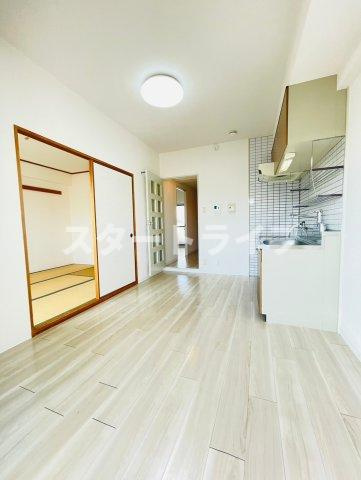 大阪市淀川区木川東２丁目の賃貸マンションの居間・リビング