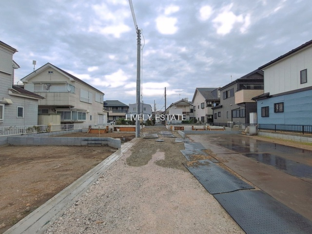 草加市西町 新築分譲住宅 全5棟 C号棟の前面道路含む現地写真