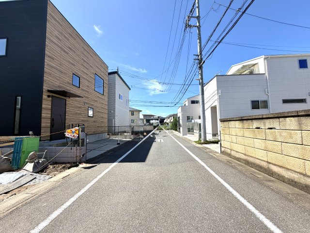 越谷市宮前１期１号棟　新築戸建の前面道路含む現地写真|敷地前面に十分なスペースがあり車の据え切りも楽々。駐車が苦手な方でも安心して運転できる道路環境です。