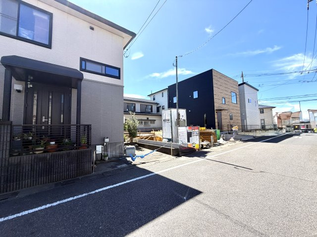 越谷市宮前１期１号棟　新築戸建の外観|耐震基準を満たした強固な基礎構造を構築中。建物全体の安定感を決定づける重要な工程を進めています。