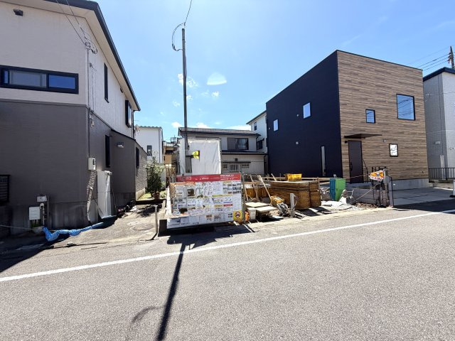 越谷市宮前１期１号棟　新築戸建の外観|職人の手で着々と進む基礎工事の現場。目に見えない土台から高品質な住まいづくりにこだわっています。