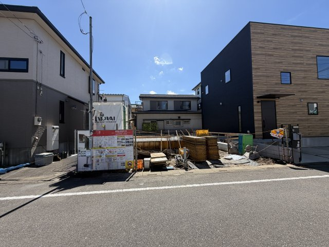 越谷市宮前１期１号棟　新築戸建の外観|構造の安全性を第一に考えた基礎施工中。厳しい品質チェックを経て、頑丈な土台を作り上げています。
